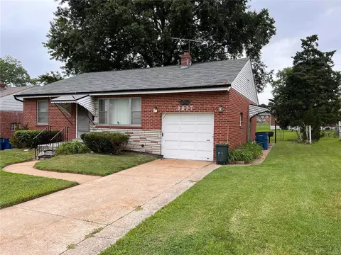 9237 Cottonwood Dr, Jennings, MO 63136