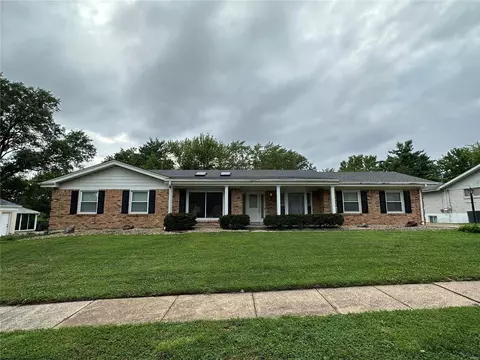 214 Glen Cove Dr, Chesterfield, MO 63017
