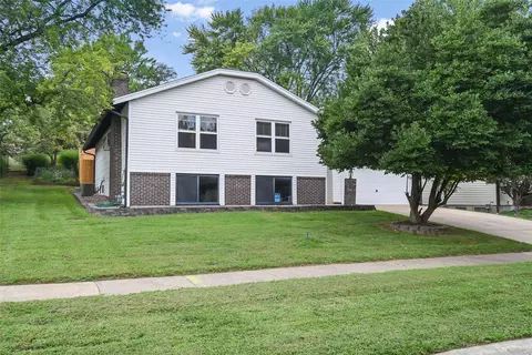 2301 Pheasant Run Dr, Maryland Heights, MO 63043