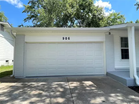 906 Parma Dr, Ballwin, MO 63021 photo 2