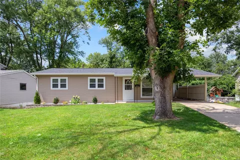 3273 Bristol Hall Dr, Bridgeton, MO 63044