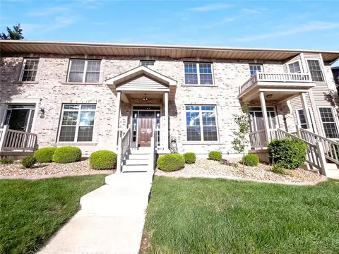 533 Queens Court Pl, Saint Peters, MO 63376