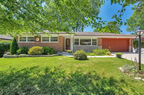 8835 Red Oak Dr, Saint Louis, MO 63126