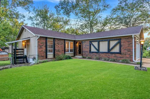 372 Palermo Dr, Ballwin, MO 63021