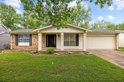 818 Westrun Dr, Ballwin, MO 63021