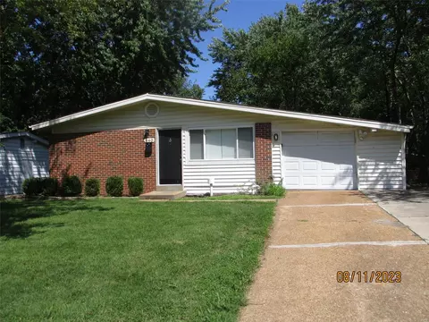 840 Paddock Dr, Florissant, MO 63033