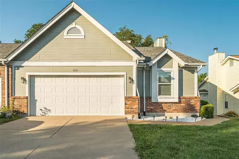 1351 Eagles Way Ct, Hazelwood, MO 63042
