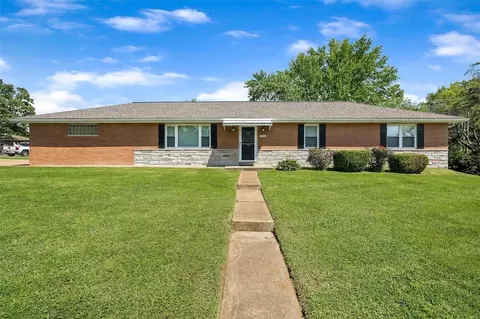 9414 Deves Dr, Saint Louis, MO 63126