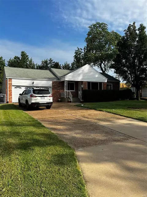 9505 Crain Ct, Crestwood, MO 63126