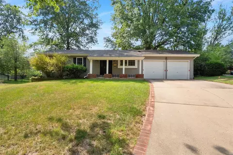 516 Par Ln, Kirkwood, MO 63122