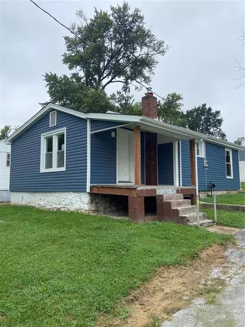 21 Shumate Ave, Maryland Heights, MO 63043