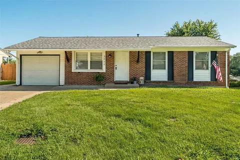 3220 Highgate Ln, Saint Charles, MO 63301
