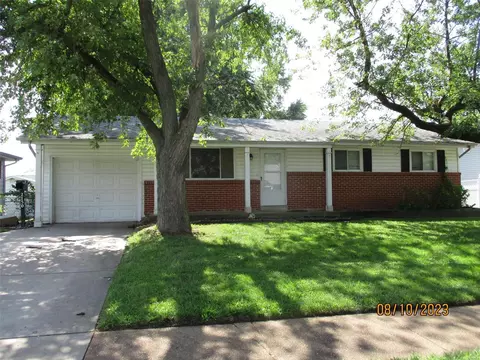 2750 Robert Dr, Florissant, MO 63031