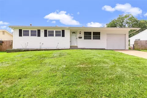 1890 Yaqui Dr, Florissant, MO 63031