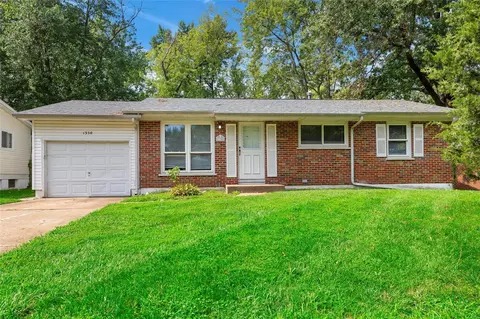 1350 Cabrillo Dr, Saint Louis, MO 63138