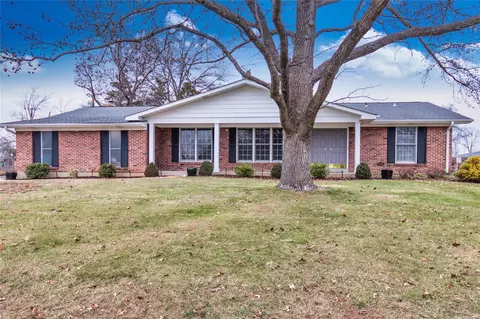 11655 Rossmoor Ln, Saint Louis, MO 63128