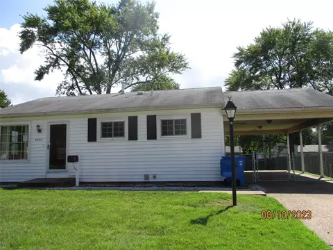 2420 Hawthorne Manor Dr, Florissant, MO 63031