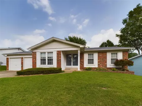 2365 Calle Vista Dr, Florissant, MO 63031