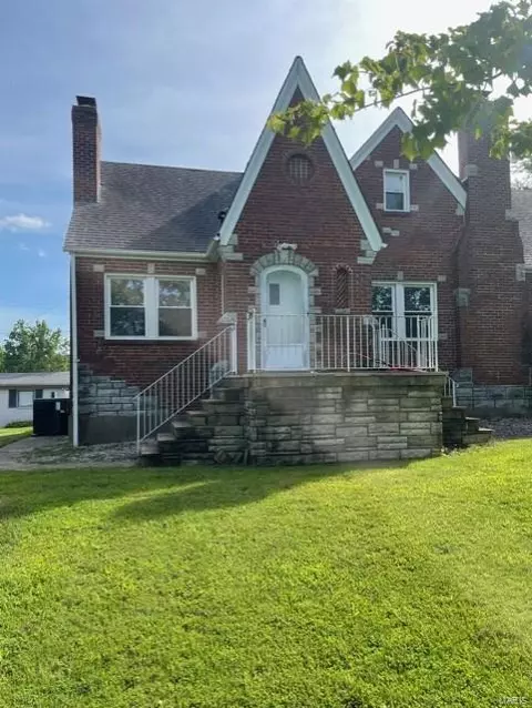 390 Kinswood Ln, Saint Louis, MO 63129