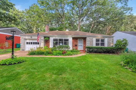1128 Eastbrook Ln, Saint Louis, MO 63119