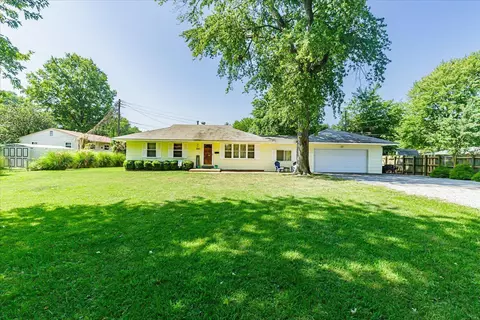 880 Humes Ln, Florissant, MO 63031