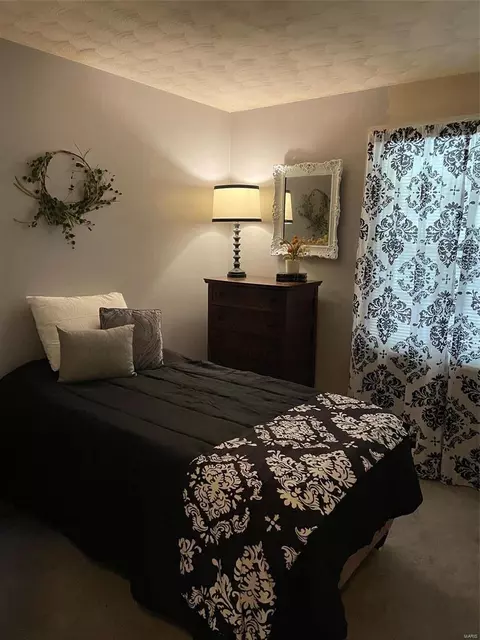 Bedroom - 612 Schmelz Dr, Eureka, MO 63025 photo 2 of 2