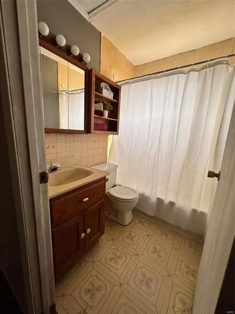 Bath - 612 Schmelz Dr, Eureka, MO 63025 photo 2 of 3