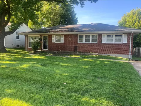 235 Maple Dr, Florissant, MO 63031