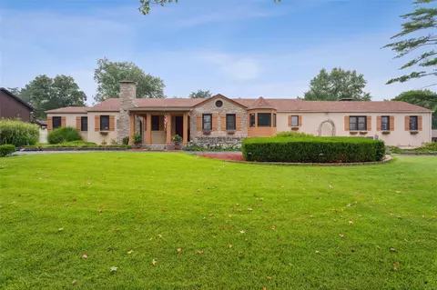 5253 Kerth Rd, Saint Louis, MO 63128