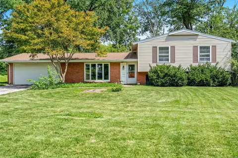 1300 Land O Lakes Dr, Saint Louis, MO 63146