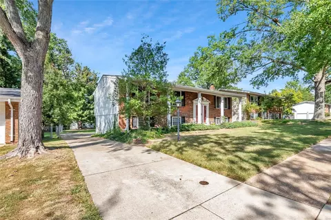 1075 Briarhurst Dr, Manchester, MO 63021 photo 2