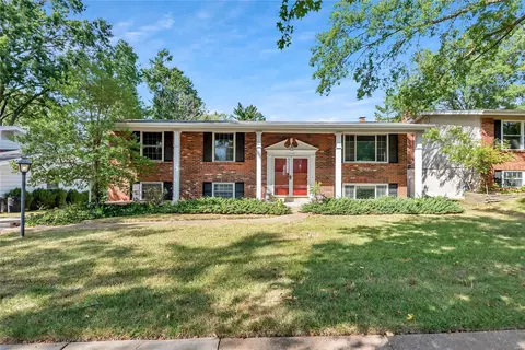 1075 Briarhurst Dr, Manchester, MO 63021