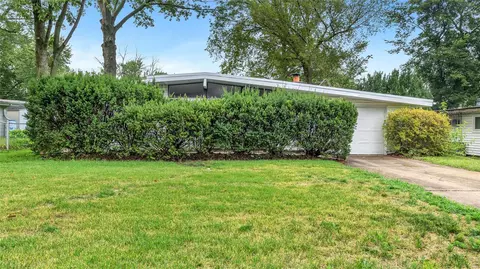 830 Bobbins Ln, Florissant, MO 63033