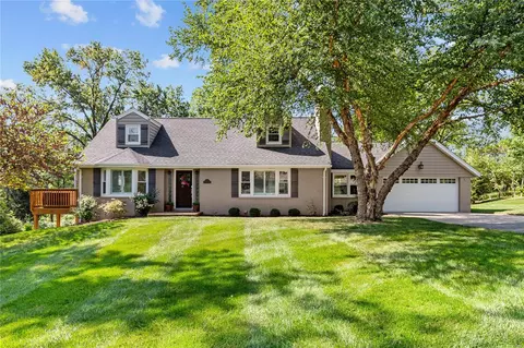 2 Nantucket Ln, Saint Louis, MO 63132