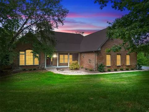2842 Christopher Bluffs Ln, Saint Louis, MO 63129