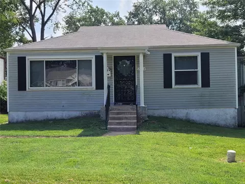 2004 Bainbridge Dr, Saint Louis, MO 63133