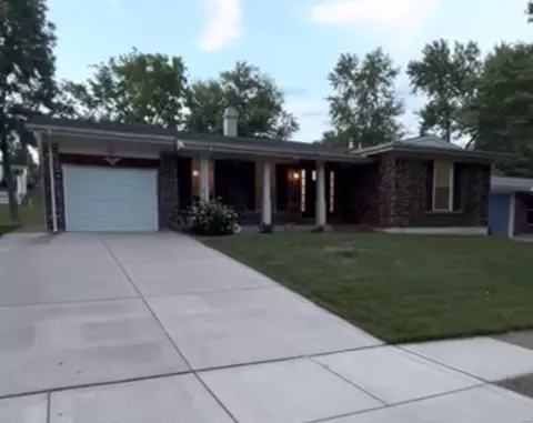29 Smoke Tree Dr, Fenton, MO 63026