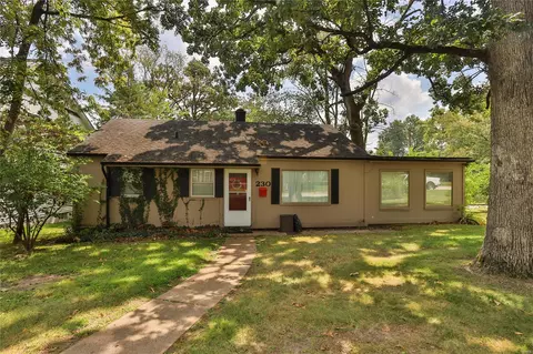 230 Clara Ave, Saint Louis, MO 63119