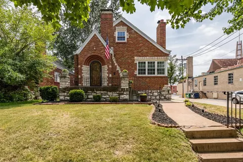 5828 Pernod Ave, Saint Louis, MO 63139