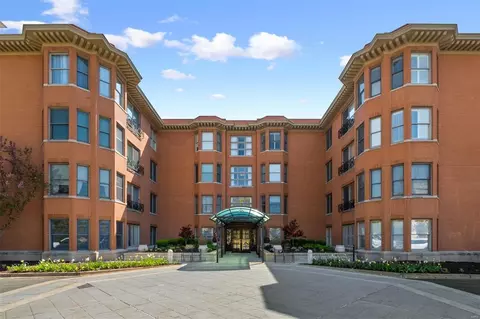 750 S Hanley Rd #440, Clayton, MO 63105