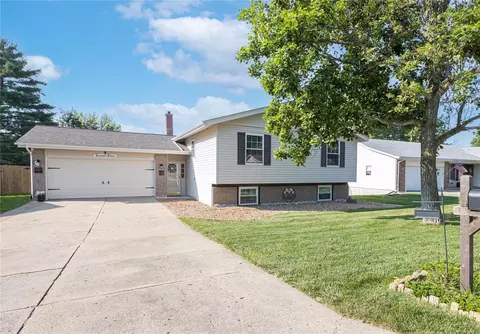 25 Bridgeport Dr, Saint Charles, MO 63304