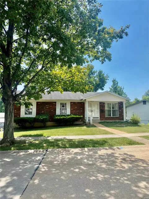 8976 Antonette Hills Dr, Saint Louis, MO 63123