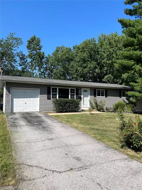 1365 Acredale Dr, Florissant, MO 63033
