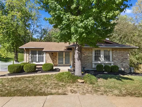 679 Walnut Point Ct, Ballwin, MO 63021