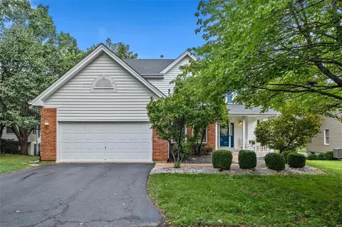 1915 Walden Pond Ct, Chesterfield, MO 63005