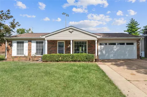 11809 Park Ct, Maryland Heights, MO 63043