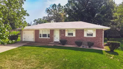 10016 Zenith Ct, Saint Louis, MO 63123