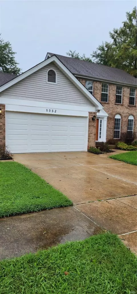 1052 Sweepstakes Ln, Florissant, MO 63034