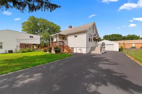 25 La Sierra Dr, Florissant, MO 63031