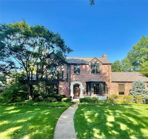 39 York Dr, Brentwood, MO 63144